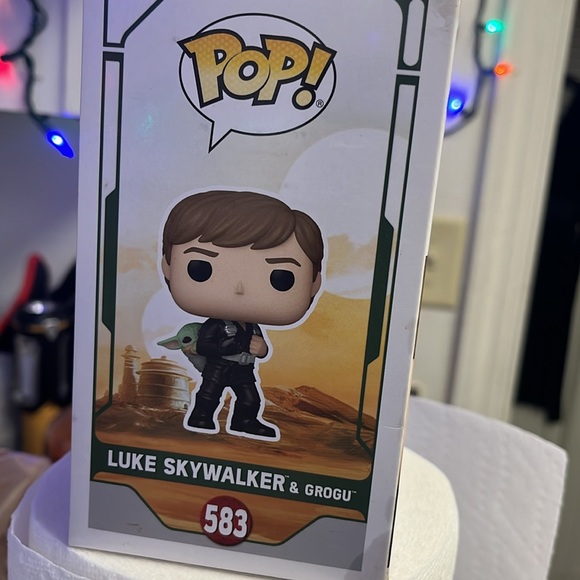 Luke Skywalker & Grogu - Picture 2 of 4